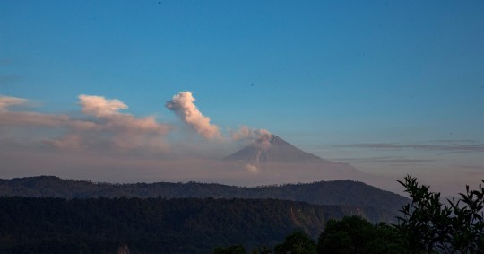 De 5.230 metros de altitud, el Sangay mantiene una actividad interna y superficial considerada como "alta" / Foto: EFE