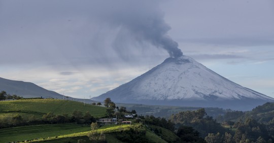 Según el reporte de las 06:52 hora local (11:52 GMT), la columna tenía dirección sur-este / Foto: EFE