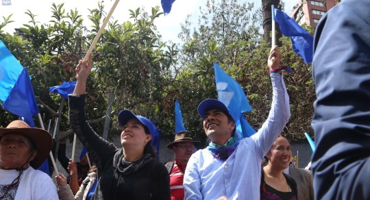  Yaku Pérez (derecha), prefecto de Azuay, presentó al CC (en Quito) la solicitud de consulta popular antiminera. (Foto: La Hora)