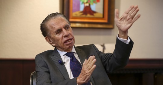 Con más tiempo ininterrumpido al aire, y tras acumular 56 años en las pantallas y dos extensos libros de memorias, Don Alfonso se despide de la televisión a los 81 años/ Foto: Cortesía EFE