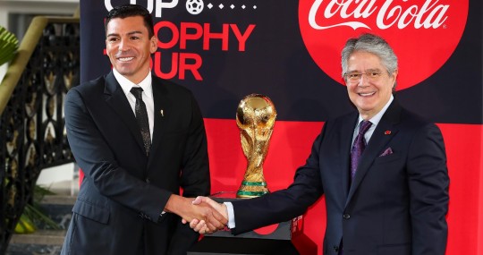 Lasso auguró que la presencia de la Copa en Quito sea un hecho premonitor de lo que pueda ofrecer la selección nacional desde el partido inaugural  / EFE