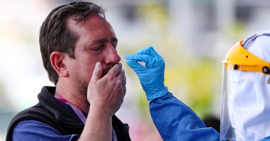 Ecuador suma 707 positivos de covid-19 y acumula 852.890 casos en la pandemia / Foto: EFE