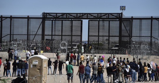 Hasta ahora, las autoridades mexicanas no han iniciado operativos de detención de migrantes, y solo los mantienen alejados de algunas zonas del río Bravo / Foto: EFE
