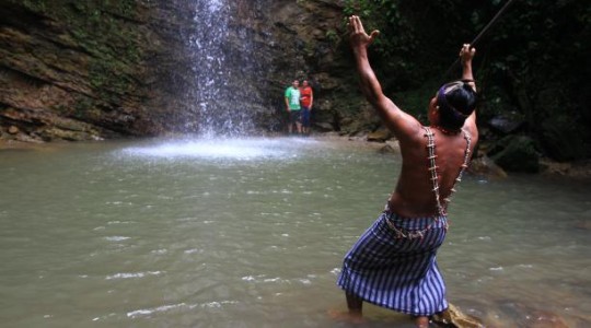 Ceremonias bajo las cascadas de Kintia Panki. En la creencia shuar, el agua es la representación de la fuerza del dios Arutam. Foto:  El Comercio