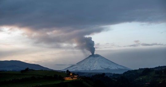 El volcán ecuatoriano Cotopaxi emana una columna de vapor de 1.300 metros / Foto: EFE