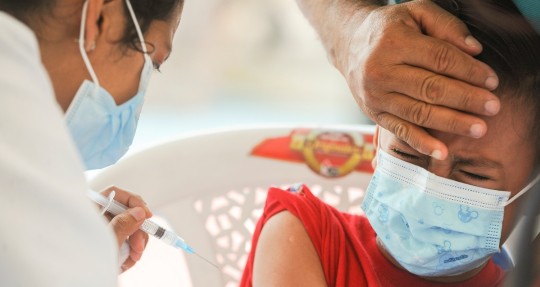 Ministerio de Salud planea vacunar a 98.000 estudiantes en una semana / Foto: EFE