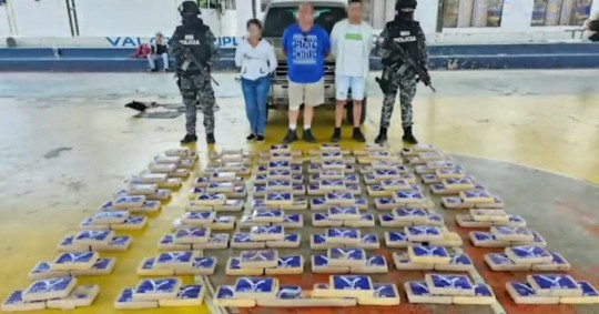 En un control de carreteras en Napo, los agentes inspeccionaron un automóvil todoterreno en el que hallaron un doble fondo donde se escondían 184 kilos de cocaína