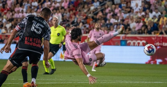 Campana sustituyó de la mejor forma el sábado al argentino Lionel Messi, anotando el doblete en el triunfo por 3-2 contra el Sporting Kansas City / Foto: EFE