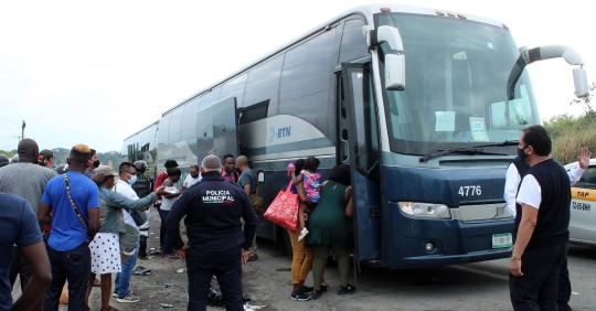 Entre los migrantes, estaban 120 mujeres, hombres y menores de edad. Con ellos viajaban 46 menores de edad no acompañados, así como 91 adultos solos / Foto: EFE