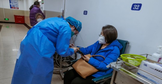  Hasta el 11 de enero un 64 % de la población se había contagiado con el virus después de que el país desmantelara la política de 'cero covid' / Foto: EFE