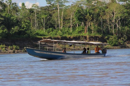 El viaje al Yasuní comienza en lancha desde El Coca por el majestuoso Río Napo.