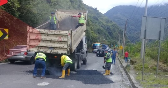 Los trabajos de mantenimiento en la vía Baños-Puyo avanzan / Foto: cortesía del Ministerio de Transporte y Obras Públicas 