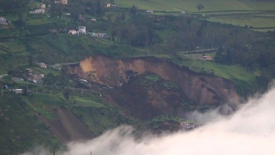 La noche ha impedido visualizar la magnitud de la tragedia que, según medios locales / Foto: EFE