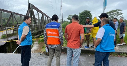 Se registraron viviendas afectadas, moradores evacuados y un puente destruido en Tena, provincia de Napo. / Foto: Cortesía Servicio Nacional de Gestión de Riesgos y Emergencias del Ecuador (SNGRE)