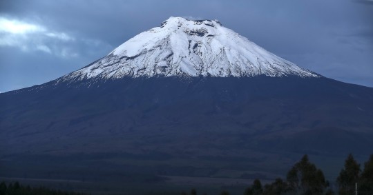 El Cotopaxi, ubicado a 45 kilómetros al sur de Quito, es el segundo pico más alto de Ecuador con sus 5.897 metros sobre el nivel del mar / Foto: EFE