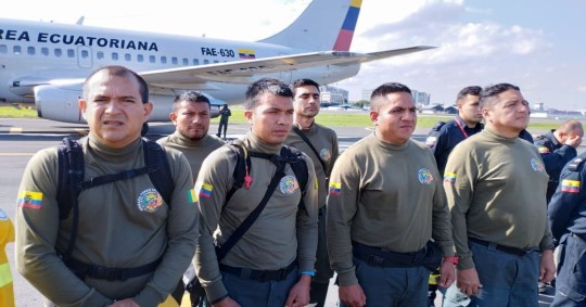 55 bomberos ecuatorianos recibieron reconocimiento por su labor en Chile / Foto: Cortesía de la Secretaría de Gestión de Riesgos
