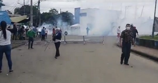 La Policía aseguró  que los manifestantes atacaron la mesa información del Ministerio de Ambiente que había sido instalada en el puesto policial de Las Naves / Foto: cortesía Conaie