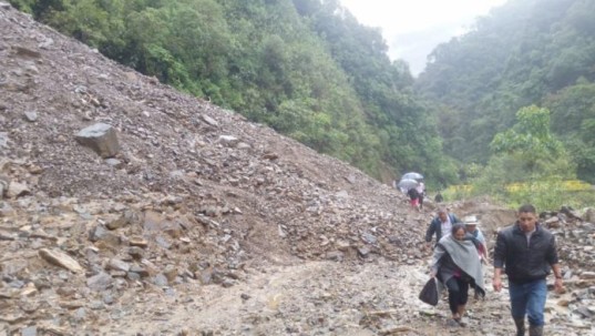 Lluvias provocaron deslizamientos en los kilómetros (km) 26 y 29 de la vía Sígsig-Chigüinda-Gualaquiza. Foto: El Mercurio