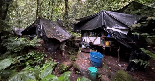 El "cristalizadero" pertenecería a grupos armados colombianos, supuestamente disidencias de las Fuerzas Armadas Revolucionarias de Colombia (FARC) / Foto: cortesía Fuerzas Armadas