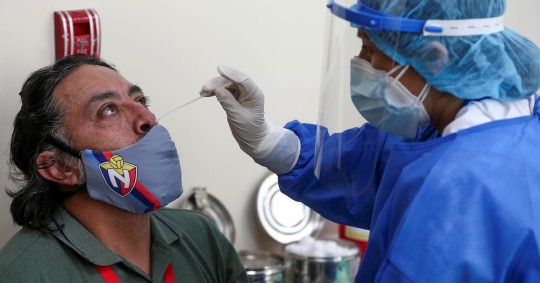 Ecuador sumó 496 nuevos casos de covid-19 y acumuló 833.291 en pandemia / Foto: EFE