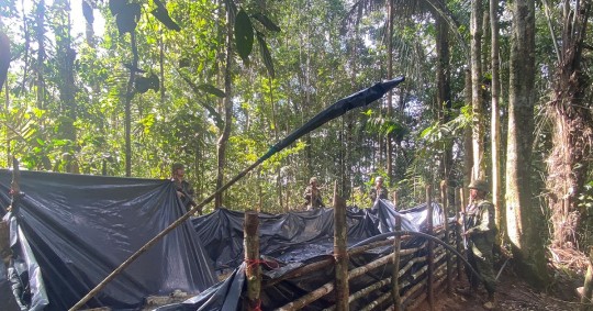 En el operativo se halló 100 galones de gasolina blanca/ Foto: cortesía FFAA