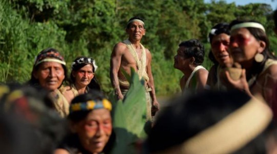 Los indígenas Waorani navegan en una canoa en el río Curaray, cerca de la aldea de Nemompare, en la provincia de Pastaza, Ecuador. Foto: El Comercio