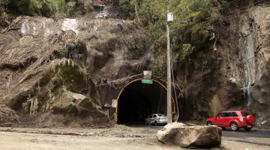 Los deslaves en el túnel de Río Verde continúan de forma permanente y el sistema de iluminación no funciona porque se destruyó un transformador.  Foto: El Comercio