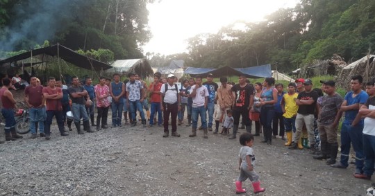 Habitantes de la comunidad kichwa de Edén se tomaron la vía de acceso al campo Edén Yuturi, Bloque 12, en protesta contra Petroecuador / Foto: cortesía Comuna kichwa Edén