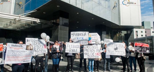 Con plantones y movilizaciones, familiares de los procesados en diversos casos exigen justicia en los exteriores del Consejo de la Judicatura, en Quito. Foto: El Telégrafo