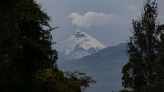 A las 05:55 hora local (10:55 GMT), se registró otra columna de gas y carga baja de ceniza, de 2.000 metros / Foto: EFE