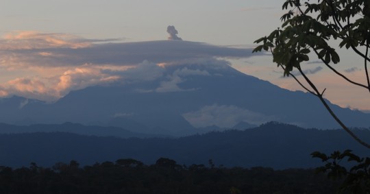 El Instituto, en un informe, precisó que esta mañana se observó a través de imágenes de satélite una "leve y continua" emisión de ceniza del Sangay / Foto: El Oriente
