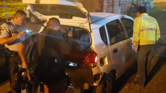Auto en el que se trasladaban los delincuentes. Foto: Extra