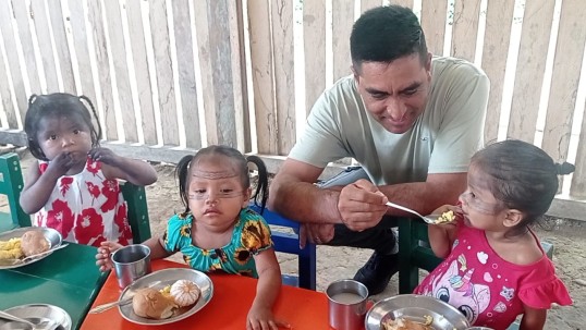 Personal del MIES verificaron la alimentación que reciben los niños/ Foto: Cortesía MIES