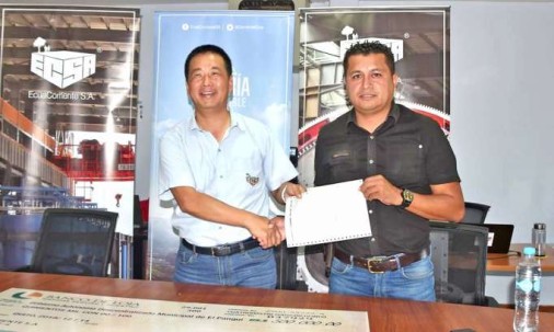 ACUERDO. Funcionario de ECSA hace la entrega de anticipo a Jairo Herrera, alcalde de El Pangui. Foto: La Hora