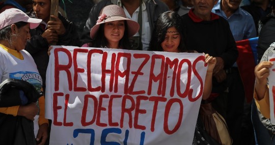 Frente a la sede de la Corte Constitucional, las organizaciones indígenas y los colectivos antimineros realizaron un plantón para exigir la anulación del Decreto 754 / Foto: EFE