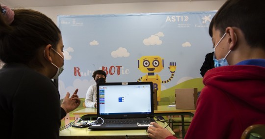 Advierte de que el uso de la IA generativa está empeorando las brechas digitales de datos / Foto: EFE