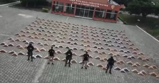 Los agentes hallaron la droga al identificar un presunto centro de acopio al realizar un sobrevuelo por el perfil costero de Bahía de Caráquez/ Foto: cortesía Policía Nacional