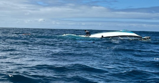 La embarcación en la que viajaban había tenido problemas en el mar antes de llegar a su destino / Foto: cortesía Armada del Ecuador 