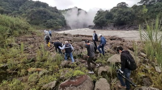  Autoridades de Sucumbíos y del Ministerio de Energía realizaron recorridos para constatar la situación respecto a la ruptura de tuberías del SOTE y OCP, en el sector de San Rafael, el 9 de abril de 2020. - Foto: @Gobersucumbios