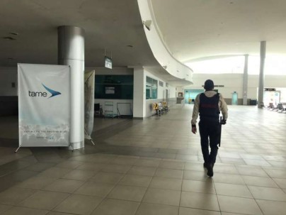 DECISIÓN. En las puertas de acceso al aeropuerto ‘Carlos Concha Torres’ de la ciudad de Esmeraldas, se colocaron conos y cintas de seguridad para evitar el ingreso. La Hora