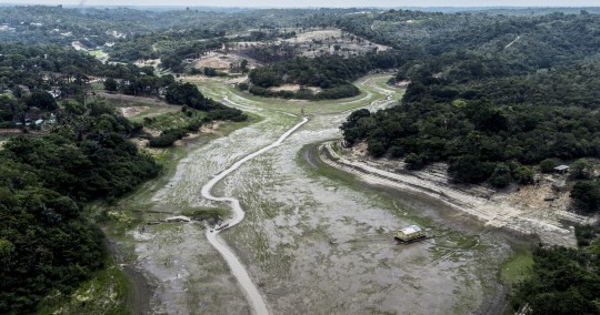 El río Amazonas está en niveles mínimos a su paso por Brasil por la sequía, que afecta ya a todos los 62 municipios que componen el estado de Amazonas / Foto: EFE