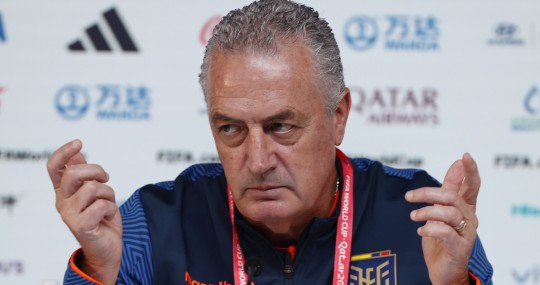 "La Federación quiere que continúe el profe Alfaro. Eso lo hemos hablado, pero él no ha tomado ninguna decisión, por lo que esperamos su pronunciamiento" / Foto: EFE
