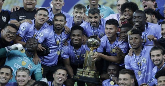 Es el tercer título internacional del cuadro rayado. Anteriormente, había ganado la Copa Sudamericana en el 2019 y 2022 / Foto: EFE