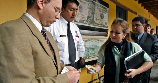 Gobierno envía a la Asamblea proyecto que defiende la dolarización / Foto EFE