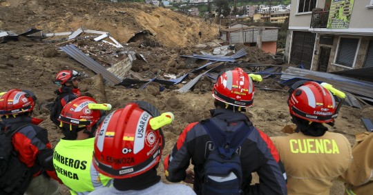 Bajo los restos del deslizamiento, que abarcó una superficie de 24,3 hectáreas, quedan todavía por recuperar una treintena de personas/ Foto: cortesía EFE