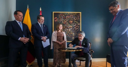La firma de decreto se realizó en Madrid durante el primer día de la gira que Lasso realiza por España, Bélgica y Estados Unidos / Foto: cortesía Cancillería