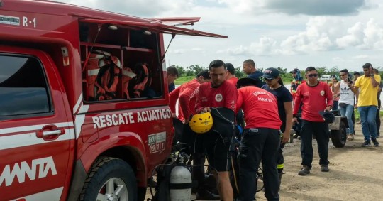 Los bomberos de Chone realizaron la evacuación de los pacientes del hospital afectado a otras casas de salud / Foto: cortesía Alcadía de Manta