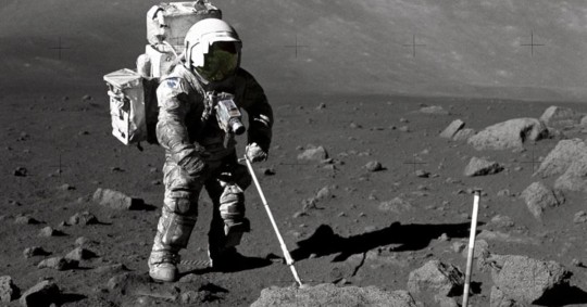 Los investigadores han utilizado cristales traídos de la Luna por los astronautas del Apolo en 1972 para calcular el momento de la formación lunar / Foto: EFE