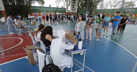 Con casi un 58 % de los votos escrutados, el 59,14 % de los ecuatorianos votó "Sí" a cesar las operaciones del Bloque 43-ITT frente al 40,86 % que votó "No" / Foto: EFE