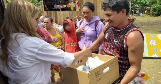 El MIES entregó kits con alimentos y kits con vestimenta a alrededor de 66 familias./ Foto: cortesía MIES